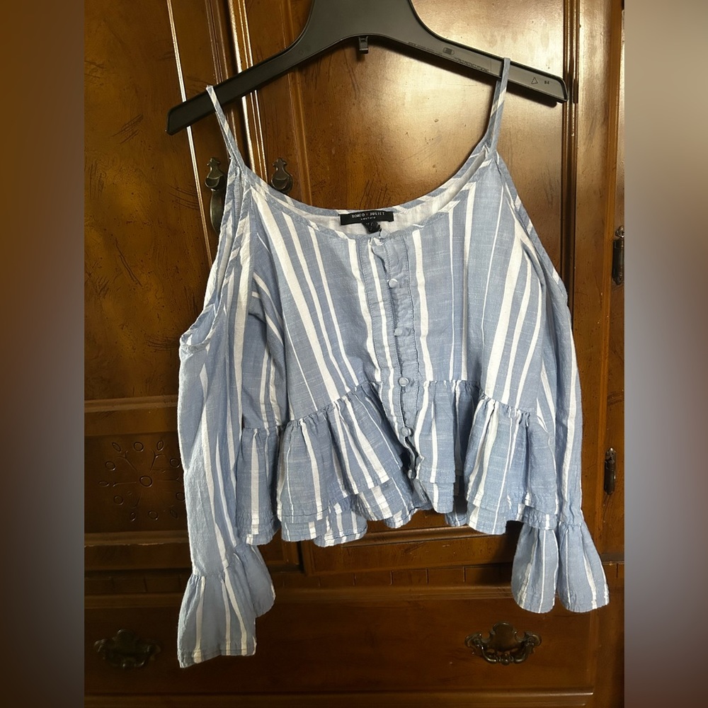 Romeo & Juliet Couture Open Shoulder top